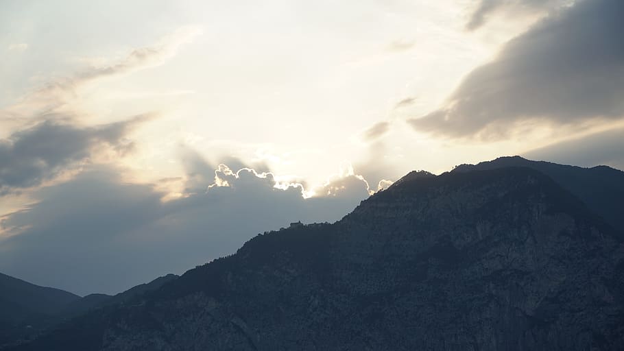 nubifragio, sole, natura, luci, nuvole, tempo metereologico, umore, cielo, fenomeno naturale, sfondo, montagna, nuvola - cielo, bellezza nella natura, catena montuosa, scenics - natura, ambiente, la tranquillità, scena tranquilla, paesaggio, nessuno, silhouette, all'aperto, idilliaco, roccia, destinazioni di viaggio, cielo drammatico, scena non urbana, picco di montagna, 5K