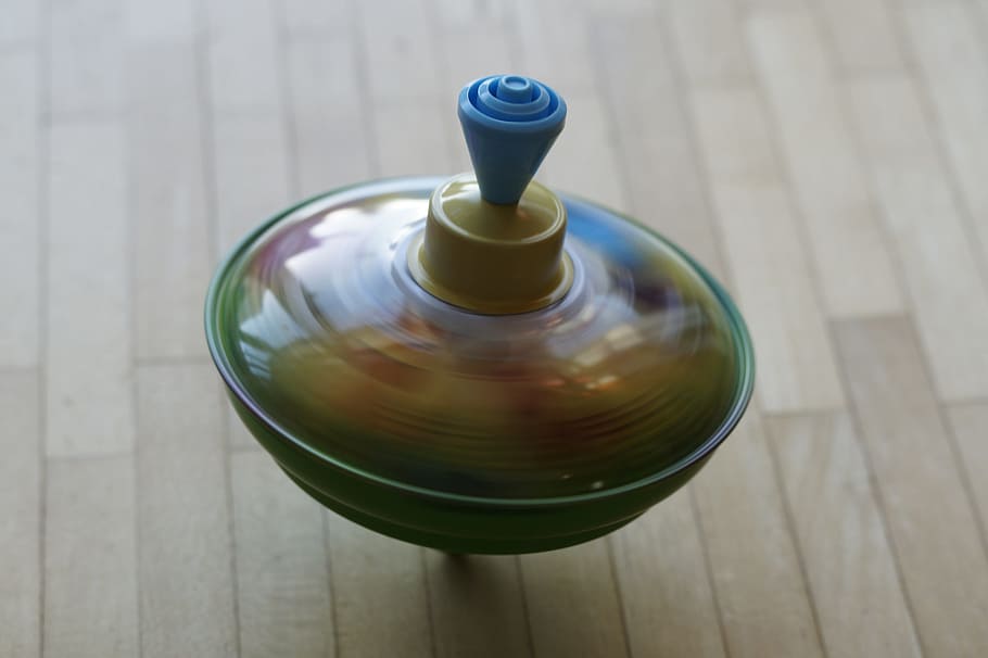 rotolamento, verde, Marrone, cime, rotatoria, balla, gira, movimento, danza, turno, giocattoli per bambini, bambino, bambini, giocattoli, metallo, giocattoli di latta, rotori, ruotare, giroscopio di danza, canticchiare, cibo e bevande, vista dall'alto, in casa, nessuno, legno - materiale, ciotola, bere, tavolo, rinfresco, avvicinamento, natura morta, contenitore, colore verde, tè, benessere, concentrarsi sulle conoscenze acquisite, cibo, attrezzature domestiche, bevanda calda, bicchiere, 5K