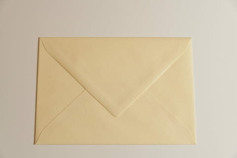 blanc, surface, des lettres, enveloppe, poster, papier, message, courrier, correspondance, lettre, envoyer, la communication, email, espace de copie, démodé, prise de vue en studio, coupé, personne, à l'intérieur, fond blanc, objet unique, beige, directement au-dessus, marron, simplicité, antique, fermer, jaune, 2K, CC0, domaine public, libre de droits