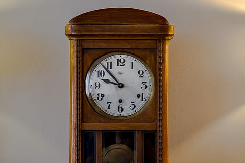 tid, ur, holde øje, pendul, træ, gammel, minut, nummer, tidsmåler, uret ansigt, klok hånd, minut hånd, murbygningsfunktion, ingen mennesker, træ - materiale, time hånd, tidsinstrument, vækkeur, tæt på, indendørs, deadline, nøjagtighed, manden lavet, menneskeskabt objekt, dag, 4K, CC0, offentligt domæne, royaltyfrie