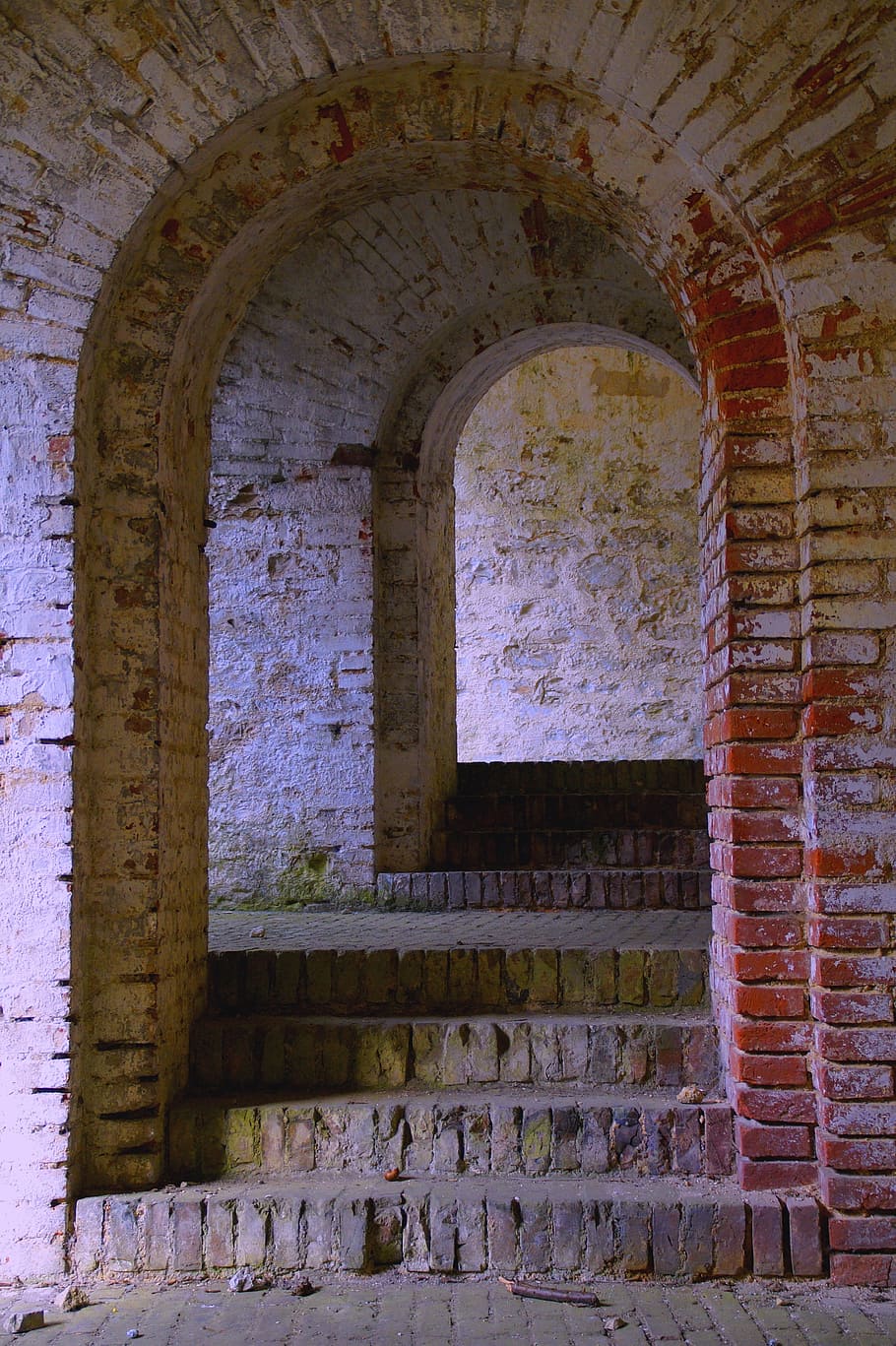 portes, passatge, entrada, colla, arc de mig punt, vell, arquitectura, pedra, històricament, arc, edifici antic, paret, paret de pedra, ulm, wilhelmsburg, maçoneria, castell, sala, sala del castell, endavant, volta, història, finestra, antiga ruïna, cap gent, estructura construïda, el passat, a l'interior, maó, paret de maó, dia, abandonat, edifici, escala, funció de construcció de parets, resistent, espatllat, aixafar, arruïnat, deteriorament, arquejat, 2K