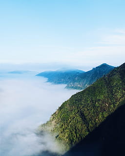 Berg tagsüber, Berg, tagsüber, Angebot, Wolken, über, Nebel, Landschaft, Natur, Aussicht, draußen, alpin, steil, Hang, Panorama, szenen, Wasser, Blau, Himmel, keine Leute, Wald, Farbbild, Schönheit in der Natur, Sommer-, grüne Farbe, Hügel, ruhige Szene, wolke - himmel, Szenen - Natur, Ruhe, Nicht-städtische Szene, Tag, Gebirge, Umgebung, idyllisch, Land, Pflanze, Baum, Vulkankrater, Gipfel, 2K, CC0, gemeinfrei, lizenzfrei