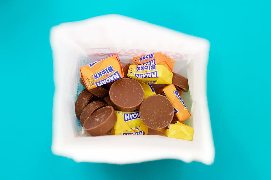 caramels, dolços, bossa de caramel, bossa, fudge, maoam, xocolata, colorit, menjar, saborós, sucre, poc sa, berenar, color, pastisseria, dolçor, groc, marró, menjar i beguda, frescor, tir de l'estudi, a l'interior, fons de colors, cap gent, natura morta, vista d’angle alt, primer pla, dolç, menjar dolç, contenidor, blau, fons blau, multicolor, tallar, gran grup d'objectes, Color blanc, temptació, safata, 5K