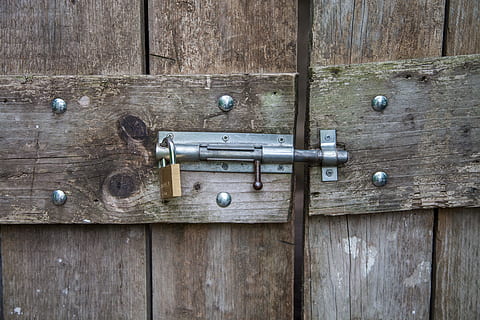 un bus, fermer à clé, cadenas, verrou, porte, bois, en bois, serrures, rouille, expiration, Port, bois - matériau, entrée, Sécurité, protection, personne, fermé, loquet, plein cadre, fermer, arrière-plans, vieux, texturé, métal, marron, journée, en plein air, manipuler, 5K, CC0, domaine public, libre de droits