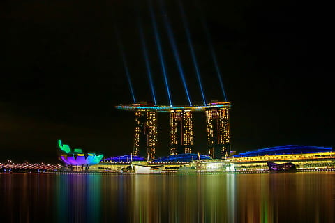 ore notturne, sabbie della baia del porticciolo, notte, posto famoso, illuminato, architettura, riflessione, paesaggio urbano, scena urbana, crepuscolo, fiume, skyline urbano, città, ponte - struttura fatta dall'uomo, struttura costruita, viaggio, destinazioni di viaggio, lunga esposizione, esterno dell'edificio, acqua, blu, distretto del centro, grattacielo, nessuno, all'aperto, natura, lungomare, cielo, Hotel, alto - alto, lusso, mare, Hotel di lusso, edificio per uffici esterno, laser, baia, 1080P, CC0, dominio pubblico, privo di copyright