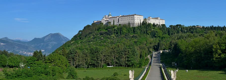 naturalesa, panoràmica, estiu, arbre, panorama, monte cassino, els apenins, Itàlia, cementiri, guerra, l'exèrcit, Polònia, monestir, abadia, planta, arquitectura, cel, destinacions de viatge, estructura construïda, blau, exterior de l'edifici, viatjar, cap gent, muntanya, paisatge, escenics - natura, terra, bosc, edifici, cel clar, història, turisme, a l'aire lliure, pi, bosc de pi, arbre de coníferes, 4K