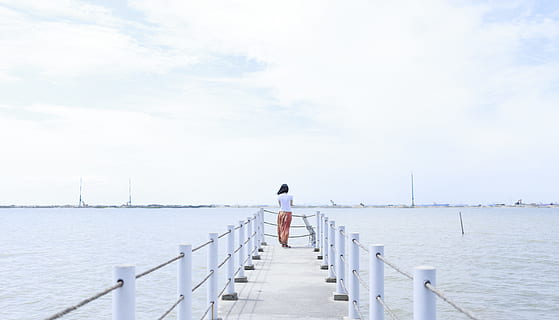 Anlegesteg, Meer, Natur, Himmel, allein, Rückansicht, Strand, Ruhe, Wolken, wolkig, Dock, Mädchen, Dame, einsam, suchen, Ozean, friedlich, Seebrücke, Entspannung, seelandschaft, still, Wasser, Frau, der Weg nach vorn, Tag, eine Person, Transport, Richtung, in voller Länge, die Architektur, Geländer, wolke - himmel, Erwachsene, draußen, Stehen, abnehmende Perspektive, 5K, CC0, gemeinfrei, lizenzfrei