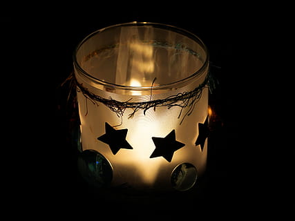 Feuer, Kerze, Licht, Flamme, funkeln, Stimmung, Dekoration, Kerzenlicht, romantisch, Deko, Windlicht, Laterne, Rechnung, Teelichter, Teelicht, Romantik, Fest, Funke, beleuchtet, drinnen, Glas - Material, keine Leute, Verbrennung, transparent, Lichtanlage, Studioaufnahme, Nahansicht, Feuer - natürliches Phänomen, Sternform, Stillleben, Glas, glühend, Dunkelkammer, schwarzer Hintergrund, Tabelle, dunkel, elektrische Lampe, 2K, CC0, gemeinfrei, lizenzfrei