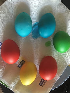 eieren, Pasen, ornamenten, Paas eieren, decoratie, kerst decoratie, gewoonte, kerstversieringen, paasei, gekleurde, easter egg schilderij, multi gekleurd, binnenshuis, detailopname, stilleven, geen mensen, kunst en ambacht, tafel, hoge hoekmening, rood, geometrische vorm, cirkel, vorm, middelgrote groep objecten, recht boven, groep objecten, keuze, variatie, ontwerp, zoet eten, opleiding, 2K, CC0, publiek domein, royaltyvrij