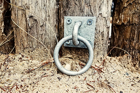 squillare, anello di ferro, anello di fissaggio, allegare, cravatta, nautico, metallo, avvicinamento, giorno, nessuno, porta, Entrata, legno - materiale, protezione, vecchio, sicurezza, arrugginito, all'aperto, intemperie, strutturato, natura, abbandonato, deterioramento, battiporta, corri giù, 4K, CC0, dominio pubblico, privo di copyright