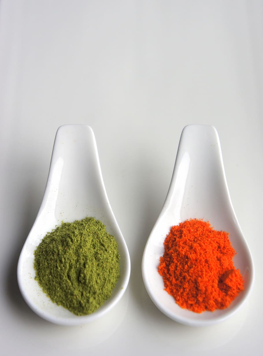 dos, blanc, servir, culleres, ple, condiments, borrós, primer pla, cuinar, focus, ingredients, pols, espècies, cullera, tir de l'estudi, menjar i beguda, espècia, a l'interior, menjar, color verd, frescor, sòl - culinari, estri de cuina, ingredient, fons blanc, cap gent, equipament per a la llar, fons gris, fons de colors, utensili per menjar, vermell, natura morta, Cullera de fusta, pebre vermell, 4K