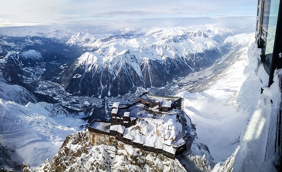 antenne, Foto, hus, dækket, sne, snow cap mountain, dagtimerne, bjerg, topmøde, alp, rækkevidde, kold, kold temperatur, vinter, skønhed i naturen, bjergkæde, scenics - natur, snedækket bjerg, miljø, natur, rolig scene, ingen mennesker, ro, landskab, dag, hvid farve, himmel, idyllisk, sky - himmel, ekstremt vejr, bjergtop, formation, 4K