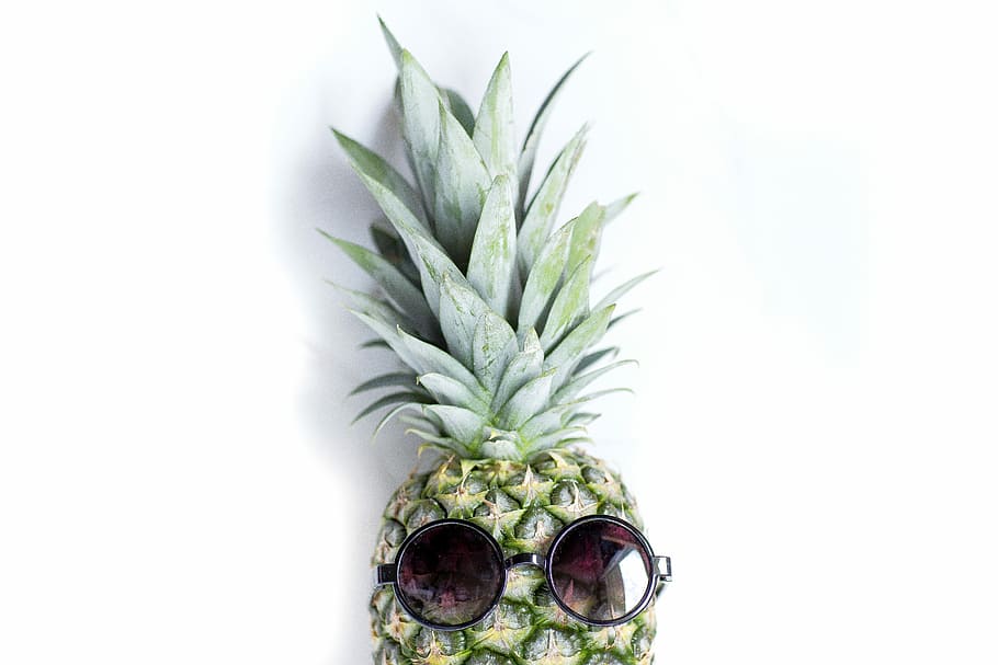 fokus foto, grøn, ananas, sort, solbriller, hvid, overflade, frugt, briller, ansigt, blade, hvid baggrund, studio skud, grøn farve, indendørs, tropisk frugt, ingen mennesker, plante, mad og drikke, sund kost, tæt på, friskhed, mad, blad, skåret ud, plante del, natur, vækst, velvære, 5K