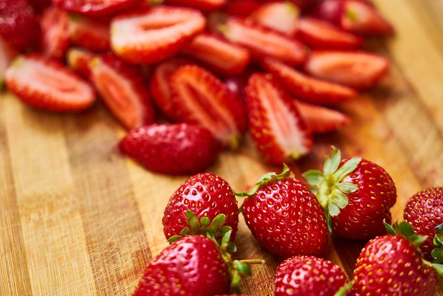 morango, vermelho, fruta, macro, natureza, lindo, saudável, fresco, jardim de frutas, fundo, fechar-se, verão, imagem colorida, cor vívida, delicioso, ninguém, cor, horizontal, perto, foto, Vitamina, vegan, vegetariano, comida e bebida, frutos de baga, Comida, Alimentação saudável, frescura, bem-estar, madeira - material, maduro, grande grupo de objetos, dentro de casa, mesa, ainda vida, foco seletivo, orgânico, focar em primeiro plano, picado, 5K