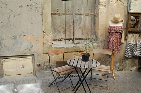 rundt bord, stole, sæt, invitation, bord, deling, sæde, stol, træ - materiale, ingen mennesker, møbel, arkitektur, murbygningsfunktion, bygget struktur, dag, gammel, beholder, tom, bygning, indendørs, fravær, hjem interiør, natur, dør, 2K, CC0, offentligt domæne, royaltyfrie
