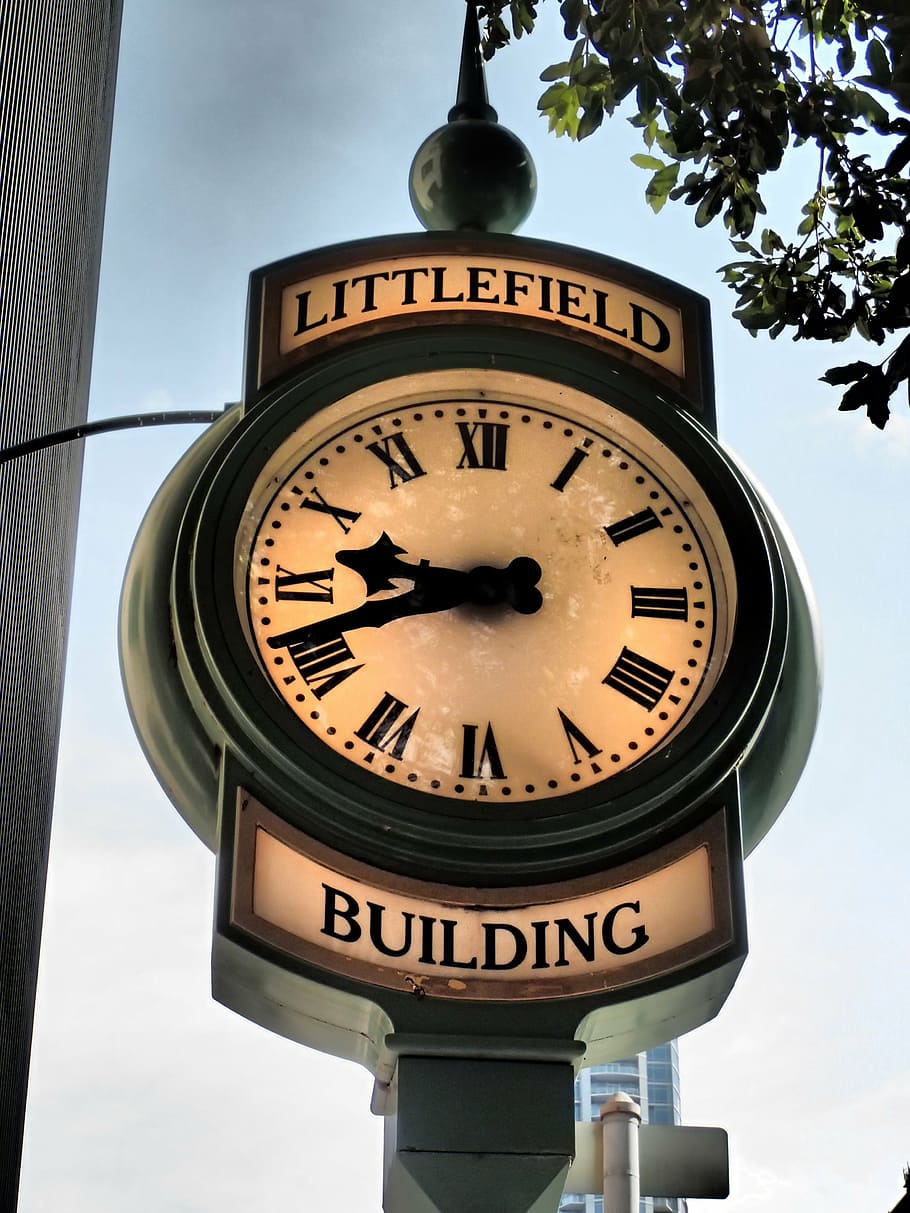 Uhr, Zeit, Stunde, sehen, Minute, Geschäft, Konzept, Timer, Countdown, Frist, Nummer, Himmel, Flachwinkelansicht, Kommunikation, Richtigkeit, Ziffernblatt, Text, Baum, westliche Schrift, Minutenzeiger, keine Leute, Tag, Natur, gestalten, Instrument der Zeit, Pole, Geometrische Figur, die Architektur, draußen, 4K
