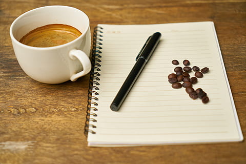 penna, superiore, taccuino, accanto, tazza di caffè, caffè, corso, il lavoro, caffè espresso, Chicco di caffe, kernel, pagina, mangiare sano, Buongiorno, nutrizione, caffeina, mattina, Marrone, tavolo, svegliare, bevanda, foto, cibo, scrivere, sfondo, fotografia, uno stile di vita sano, nucleo, bar, leggere, macro, lavoro, foto di cibo, cappuccino, delizioso, avvicinamento, cucina, dettaglio, seme, fresco, bellissimo, latte macchiato, Nota, prendi nota, Colombia, bianca, letteratura, carta, foto del prodotto, libro, manoscritto, penna stilografica, il disegno, colore, giornalista, nessuno, scuola, sfondi, articolo, matita, disegno, ufficio, design, tazza, cibo e bevande, boccale, in casa, caffè - bevanda, bere, rinfresco, natura morta, vista dall'alto, legno - materiale, quaderno a spirale, bloc notes, vasellame, 5K, CC0, dominio pubblico, privo di copyright
