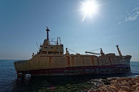 naufragiul navei, navă, vechi, ruginit, expirat, coastă, fier metalic, navă nautică, transport, cer, mijloc de transport, apă, mare, natură, soare, nici o persoana, lumina soarelui, plajă, cer senin, în aer liber, albastru, călătorie, lentila flacara, zi, amarate, barcă cu pânze, 4K, CC0, domeniu public, fără drepturi de autor
