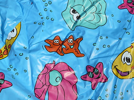 plasticfolie, komische figuren, grappig, gedrukt, zeester, schelp, blauw, dier, water, dierlijke representatie, vertegenwoordiging, geen mensen, gewerveld, dierlijke thema's, detailopname, kunst en ambacht, patroon, creativiteit, multi gekleurd, dierenleven, binnenshuis, volledig kader, groep dieren, zoogdier, laten vallen, achtergronden, 2K, CC0, publiek domein, royaltyvrij
