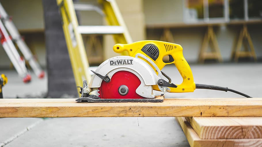 dewalt, acabat, sander, fusta, poc profund, focalitzar la fotografia, circular, va veure, superior, tauler, màquina, eina, cap gent, groc, material de fusta, tecnologia, connexió, centrar-se en primer pla, primer pla, dia, vermell, protecció, seguretat, metall, accidents i desastres, control, equipament, enfocament selectiu, mànega, a l'aire lliure, equips d’emergència, mànega d'incendis, 4K