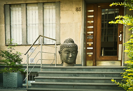mimari, giriş, bina, kapı, cephe, merdivenler, heykel, Buda, kafa, taş, ön kapı, düsseldorf, çıkma, pencere, Kent, kentsel, temsil, Sanat ve zanaat, insan temsili, yapılı yapı, erkek benzerliği, tinsellik, yaratıcılık, din, insansız, dış yapı, inanç, zanaat, gün, merdiven, bitki, idol, 4K, CC0, kamu malı, telif ücretsiz