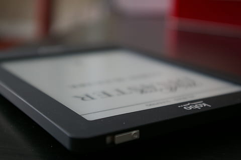 kobo, Černá, světlo pro čtení, elektronika, čtení, sdělení, text, technologie, uvnitř, detail, bezdrátové technologie, nikdo, západní skript, selektivní zaměření, počítač, spojení, Internet, zaměřit se na popředí, laptop, počítačová síť, mobilní telefon, studio shot, počítačové vybavení, chytrý telefon, umělecká kultura a zábava, 1080P, CC0, veřejná doména, bez autorských práv