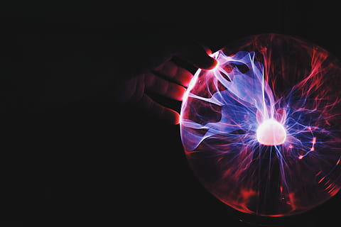 humà, mà, celebració, bola de plasma, persona, tocar, llum, fosc, globus, foc - fenomen natural, calor - temperatura, flama, brillant, resum, color negre, fons, explosió, vermell, espai, part del cos humà, il·luminat, mà humana, fons negre, a l'interior, una persona, tir de l'estudi, còpia espai, part del cos, primer pla, homes, dit, dit humà, persones reals, habitació fosca, 5K, CC0, domini públic, lliure de regalies