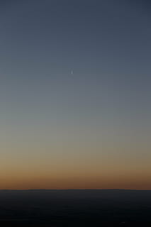 aéreo, tiro, céu, natureza, nuvens, por do sol, lua, beleza na natureza, tranquilidade, scenics - natureza, cena tranquila, crescente, céu limpo, espaço, astronomia, copie o espaço, idílico, silhueta, ninguém, crepúsculo, noite, ao ar livre, horizonte, lua planetária, 5K, CC0, domínio público, royalty free