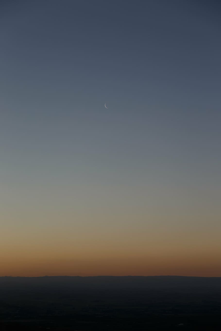 aèria, tir, cel, naturalesa, núvols, posta de sol, lluna, bellesa a la natura, tranquil·litat, escenics - natura, escena tranquil·la, creixent, cel clar, espai, astronomia, còpia espai, idíl·lic, silueta, cap gent, vespre, nit, a l'aire lliure, horitzó, Lluna planetària, 5K