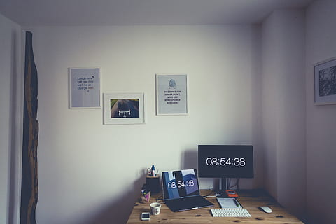 laptop, Monitor, timp, 08:54:38, apartament, ecran, alb, tastatură, șoarece, masa, top, Monitorul computerului, deasupra, interior, cameră, în interior, camera de zi, nici o persoana, acasă interior, birou, fereastră, zi, tehnologie, iluminat, a închide, text, comunicare, montare pe perete, western script, cadru, ramă foto, viața de familie, mobila, arhitectură, calculator, publicare, Acasă, artă și sculptură, sufragerie, 5K, CC0, domeniu public, fără drepturi de autor