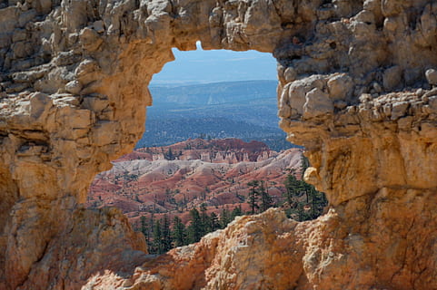 kapatmak, Fotoğraf, Arch Rock, manzara fotoğrafçılığı, kahverengi, dağ silsilesi, gündüz, kumtaşı, pencere, boşluk, doğa, doğal, kaya - nesne, Kaya, katı, kaya oluşumu, dağ, fiziksel coğrafya, jeoloji, manzaralar - doğa, seyahat yerleri, seyahat, doğada güzellik, insansız, kentsel olmayan sahne, huzur, sakin sahne, kanyon, kemer, gün, aşınmış, doğal kemer, açık havada, kurak iklim, formasyon, iklim, 2K, CC0, kamu malı, telif ücretsiz