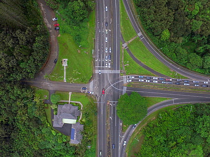 antenne, udsigt, grå, fodgænger, lane asfalt veje, dagtimerne, fugl-øje, se fotografering, køretøjer, vej, Skov, vejkryds, Trafik, træ, bil, græs, pali, hawaii, stop lyset, transportmidler, hovedvej, høj vinkel visning, forbindelse, ingen mennesker, transportform, by, plante, natur, luftfoto, multiple lane motorvej, rejse, bevægelse, motor køretøj, udendørs, land køretøj, Overføring, 4K, CC0, offentligt domæne, royaltyfrie