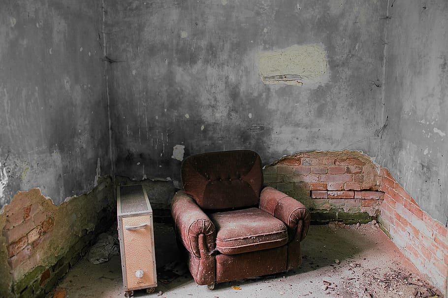 foto, marró, cadira de sofà, al costat, escalfador d’espai, sofà, cadira, vell, sortir, caduc, maó, urbà, habitació, abandonat, a l'interior, dia, estructura construïda, cap gent, arquitectura, funció de construcció de parets, resistent, obsoleta, història, seient, declivi, aixafar, paret, deteriorament, butaca, espatllat, mobles, el passat, mal estat, brut, antiguitat, 5K