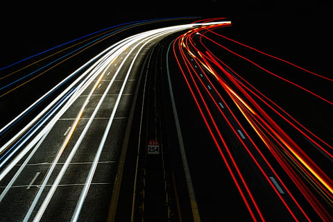rød, hvid, lys, rød og hvid, Trafik, nat, hastighed, hovedvej, gade, transportmidler, bil, multiple lane motorvej, vej, urban scene, sløret bevægelse, lang eksponering, belyst, bevægelse, land køretøj, belysningsudstyr, skumring, gadebelysning, byliv, bybilledet, arkitektur, by, mørk, lys - naturligt fænomen, kørsel, abstrakt, transportform, baglygte, lys spor, forbindelse, bro, ingen mennesker, bro - menneskeskabt struktur, retning, vejen frem, multi farvet, udendørs, 5K, CC0, offentligt domæne, royaltyfrie