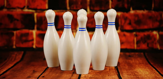 birilli bianchi, bowling, bianca, plastica, bottiglia, in casa, bere, nessuno, grande gruppo di oggetti, avvicinamento, giorno, contenitore, di fila, cibo e bevande, legno - materiale, rinfresco, latte, scelta, Colore bianco, pavimentazione, alcool, concentrarsi sulle conoscenze acquisite, tavolo, assenza, Al dettaglio, natura morta, bancone da bar, 5K, CC0, dominio pubblico, privo di copyright
