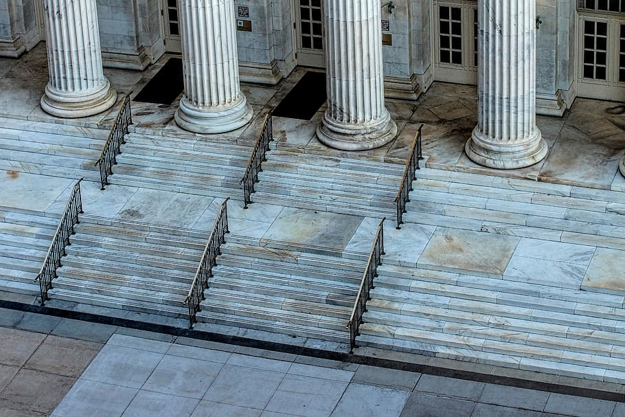 escala blanca, blanc, arquitectura, columna arquitectònica, arquitectura i edificis, exterior de l'edifici, material de pedra, estructura construïda, govern, cap gent, palau de justícia, a l'interior, escala, patró, dia, en fila, passos i escales, a l'aire lliure, barana, repetició, vista d’angle alt, edifici, metall, vell, material de fusta, gris, costat a costat, columnata, 5K