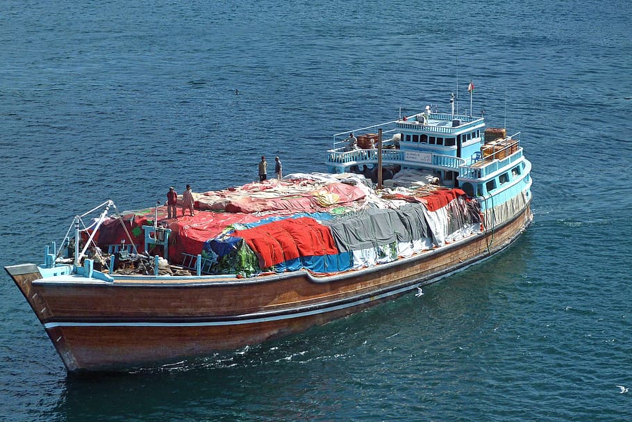 dau, àrab, arrencada, oman, bota àrab, vaixell nàutic, transport, vista d’angle alt, davant del mar, mode de transport, aigua, manera de transport, mar, dia, naturalesa, amarrat, cap gent, viatjar, a l'aire lliure, ondulat, arquitectura, negocis, indústria pesquera, destinacions de viatge, vaixell de pesca, 2K