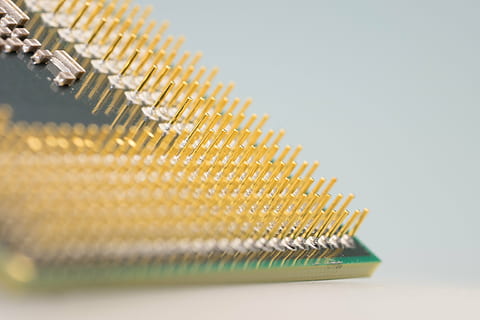 prosessor, makro, penn, tapp, datamaskin, elektronikk, databehandling, chip, borde, kretser, pc, kontroll senter, tilkoblinger, elektroteknikk, komponent, teknologi, spor, data, elektrisk, komponenter, kalkulator, programvare, Lukk, slot, studio skudd, innendørs, nærbilde, ingen folk, metall, på rad, kopiere plass, hvit bakgrunn, selektiv fokusering, virksomhet, stor gruppe gjenstander, sølvfarget, farget bakgrunn, stilleben, overflod, databrikke, plan, gruppe av objekter, rikdom, 4K, CC0, offentlig domene, opphavsrett gratis