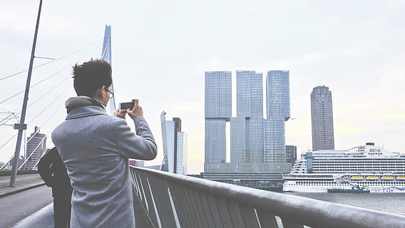 uomo, presa, foto, giorno, architettura, costruzione, infrastruttura, struttura, istituzione, appartamento, finestre, condominio, Hotel, ponte, persone, cellulare, immagine, nuvole, cielo, acqua, oceano, mare, nave, tecnologia wireless, città, connessione, Solo uomini, solo un uomo, dispositivo di informazione portatile, smart phone, tecnologia, messaggistica testuale, struttura costruita, esterno dell'edificio, uomo d'affari, comunicazione, uomini, edificio per uffici esterno, una persona, grattacielo, vita di città, maschi, paesaggio urbano, all'aperto, 4K, CC0, dominio pubblico, privo di copyright