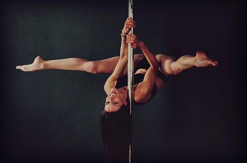 pole danser, kvinde på pol, pol, danser, dans, sort, kvinde, ydeevne, dygtighed, sport, styrke, fuld længde, balance, fleksibilitet, vitalitet, elegance, sund livsstil, studio skud, akrobat, voksen, mennesker, gymnastik, udøver, beslutsomhed, hængende, smidighed, indsats, samarbejde, Cirkus, 4K, CC0, offentligt domæne, royaltyfrie