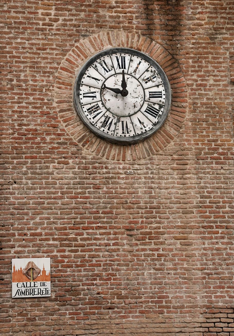 rellotge analògic, mostrant, 10:00, rellotge, paret, pedra, temps de, temps, història, cel, arquitectura, edifici, alt, romanç, madrid, espanya, estuc, ornament, carretera, nom, humor, maó, paret de maó, funció de construcció de parets, text, guió occidental, cap gent, estructura construïda, comunicació, signe, dia, precisió, lletra majúscula, nombre romà, instrument del temps, Minuta, rellotge de paret, 2K