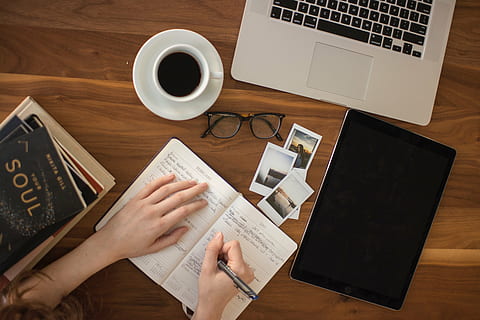 flay, lægge, fotografering, kvinde, skrivning, pen, ved siden af, kaffekop, macbook, pro, mennesker, skrive, notesbog, dagbog, sider, ark, arbejde, kontor, polaroid, billeder, sort, Bestil, plade, kaffe, te, krus, kop, roman, bærbar, æble, tastatur, teknologi, høj vinkel visning, skrivebord, indendørs, computer, computer tastatur, bord, direkte over, papir, trådløs teknologi, meddelelse, kaffe - drikke, forbindelse, drikke, møbel, mad og drikke, menneskelig hånd, træ - materiale, hånd, bruger bærbar computer, porcelæn, 5K
