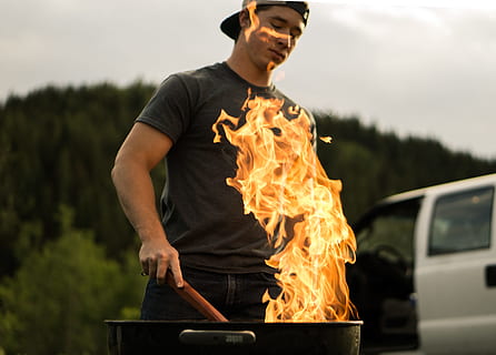 mand grillning, hvid, køretøj, mand, stående, foran, kullgrill, brand - naturligt fænomen, flamme, varme - temperatur, herrer, udendørs, mennesker, hanner, brænding, Camping, lejrbål, kun en mand, en person, kun mænd, midt voksen, grill, kun voksne, natur, ild, rigtige mennesker, unge mænd, fritidsaktivitet, forfra, afslappet tøj, tre kvart længde, bedrift, dag, ung voksen, forbereder mad, 5K, CC0, offentligt domæne, royaltyfrie