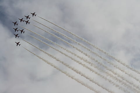 frecce rosse, rosso, frecce, aereo, spettacolo aereo, display ad aria, aeroplani, Bournemouth, volante, veicolo aereo, modo di trasporto, mezzi di trasporto, nuvola - cielo, in movimento, fumo - struttura fisica, cielo, cooperazione, scia di vapore, lavoro di squadra, movimento, aereo da combattimento, velocità, natura, nessuno, Inquadratura dal basso, all'aperto, ordine, acrobatica aerea, industria aerospaziale, 4K, CC0, dominio pubblico, privo di copyright