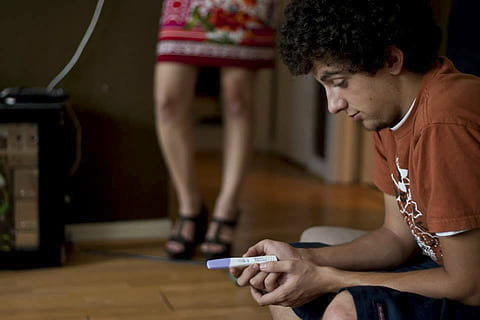 home, portar, marró, samarreta, celebració, kit de prova d'embaràs, nadó, prova, desconcertat, tímid, espantat, fertilitat, esperant, positiu, infant, família, nounat, embaràs, embarassada, maternitat, resultat, metge, diagnosticar, ecografia, escanejar, mare, dona, salut, diagnòstic, planificació, nen, botines, noia, caucàsic, cura, calçat, sabata, naixement, cos, la vida, paternitat, parella, pare, femella, respiració, existència, vivent, estil de vida, orgànic, cicle de vida, test d'embaràs, gent, relació, pal, impregnació, adult, fills, emoció, jove, dues persones, a l'interior, part del cos humà, adult jove, només adults, només homes, primer pla, comunicació, tecnologia, tecnologia sense fils, home jove, missatge de text, telèfon mòbil, homes, telèfon intel·ligent, dispositiu d’informació portàtil, vista lateral, activitat, esport, 1080P