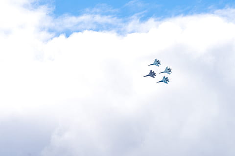 fire, blå, kampene, fly, omgivet, hvid, skyer, fugl-øje, se fotografering, grå, kampfly, Jet fly, hvid himmel, dagtimerne, Sky, himmel, flyve, Jet, natur, sky - himmel, vejr, dag, baggrunde, luft, udendørs, cloudscape, fluffy, sommer, meteorologi, cumulus sky, ingen mennesker, flyvende, Midt i luften, luftfartøj, lav vinkel visning, transportmidler, på farten, transportform, bevægelse, luft show, samarbejde, luftfartsindustrien, 4K, CC0, offentligt domæne, royaltyfrie