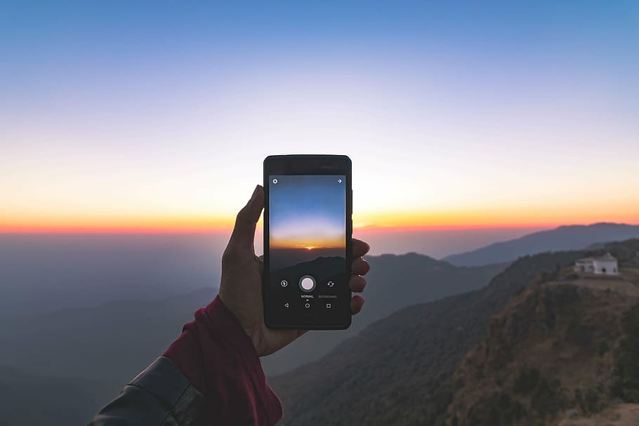 home, presa, foto, pujada del sol, utilitzant, smartphone, mòbil, pantalla tàctil, mà, muntanyes, vista, paisatge, casa, cel, posta de sol, captura, naturalesa, fotografia, imatge, tecnologia sense fils, telèfon intel·ligent, dispositiu d’informació portàtil, telèfon mòbil, comunicació, temes de fotografia, fotografiar, pantalla del dispositiu, missatgeria fotogràfica, tecnologia, celebració, mà humana, muntanya, una persona, activitat, escenics - natura, bellesa a la natura, Serra, telèfon, a l'aire lliure, 5K