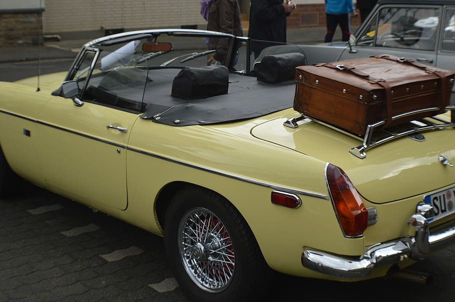 oldtimer, sommer, star ride, bil, transportmidler, dag, mennesker, udendørs, transportform, motor køretøj, land køretøj, gade, by, tilfældige mennesker, rigtige mennesker, en person, arkitektur, retro stylet, gul, rejse, herrer, livsstil, fritidsaktivitet, menneskelig lem, 5K