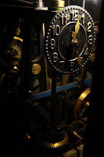 altes Uhrwerk, Uhr, Analoge Uhr, Getriebe, Nostalgie, Glockenturm, Metall, keine Leute, Maschinen, drinnen, Technologie, Retro-Stil, Nahansicht, Antiquität, alt, Maschinenteil, Ausrüstung, selektiver Fokus, Kunst, Kultur und Unterhaltung, Fabrik, Industrie, Verbindung, Richtigkeit, Steuerung, goldfarben, 4K, CC0, gemeinfrei, lizenzfrei