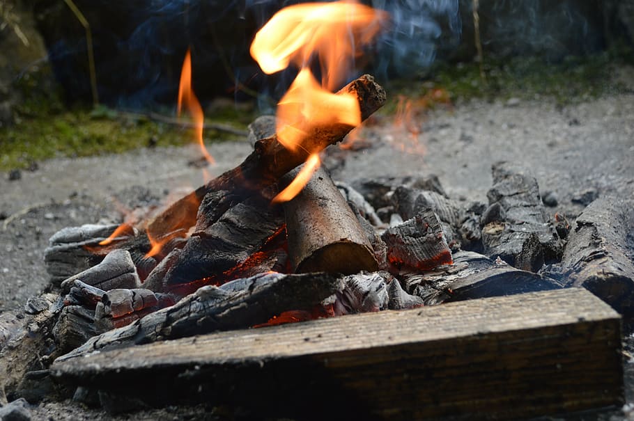 ild, lejrbål, flamme, eventyr, varme, gløder, trækul, hed, træ brand, gul, træ, ildsted, romantisk, blis, glød, varm, pause, pejs, brænding, varme - temperatur, brand - naturligt fænomen, log, Brænde, træ - materiale, natur, bål, ingen mennesker, glødende, brændt, tæt på, orange farve, aske, bevægelse, udendørs, miljø, 5K